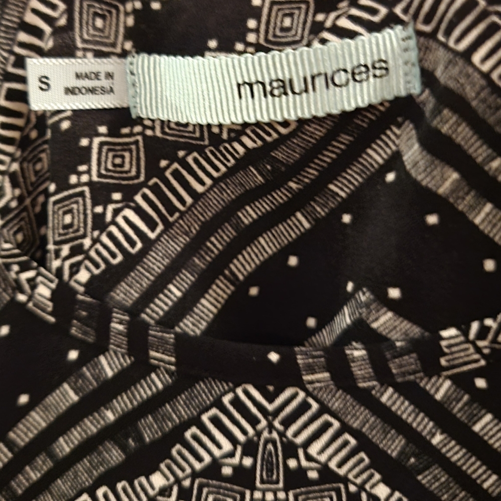Maurices Black Patterned V‑Neck Blouse Size Small Great Condition - Picture 11 of 16